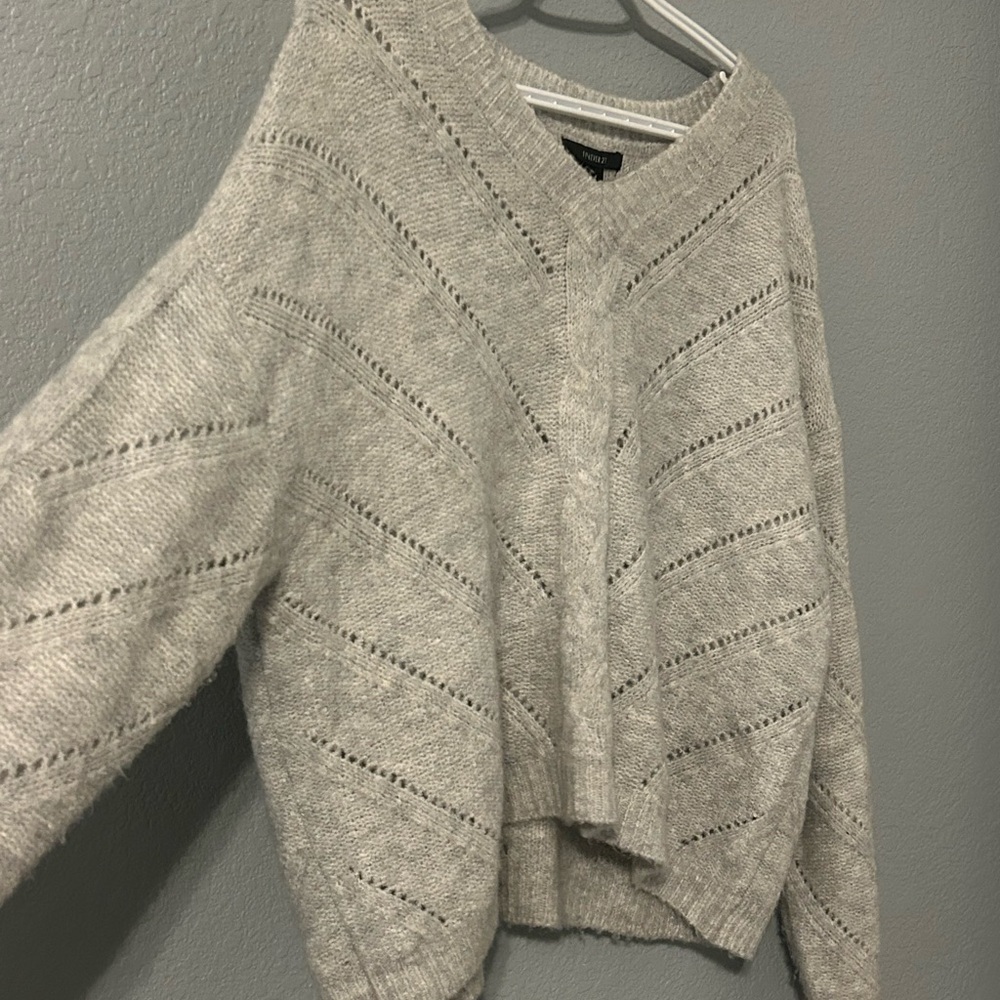NWOT FOREVER 21 Light Gray V-Neck Sweater - Picture 2 of 7